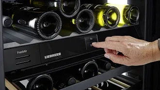 Встраиваемый винный шкаф Liebherr UWpri 3782 18
